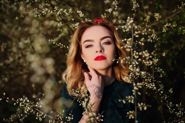 How to Style a Faux Fur Coat for a Posh Look Without the Bulk?